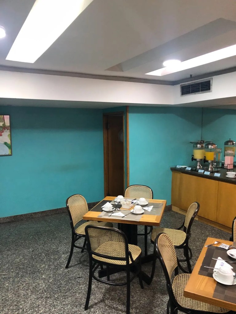 브라질의 한 호텔에 마련된 실제 조식 식당 좌석과 음료 코너