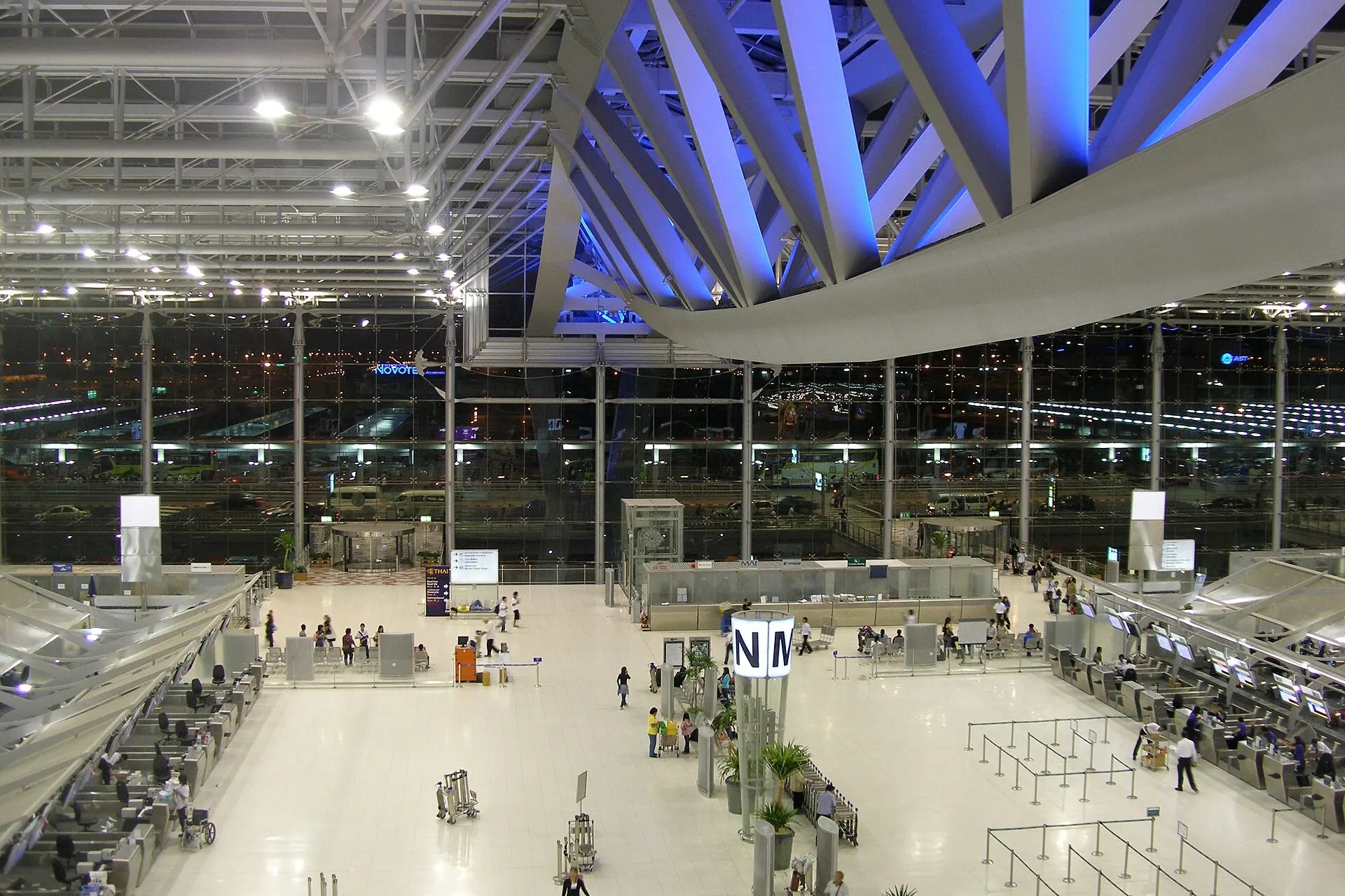 밤 시간 수완나품공항 터미널 내부