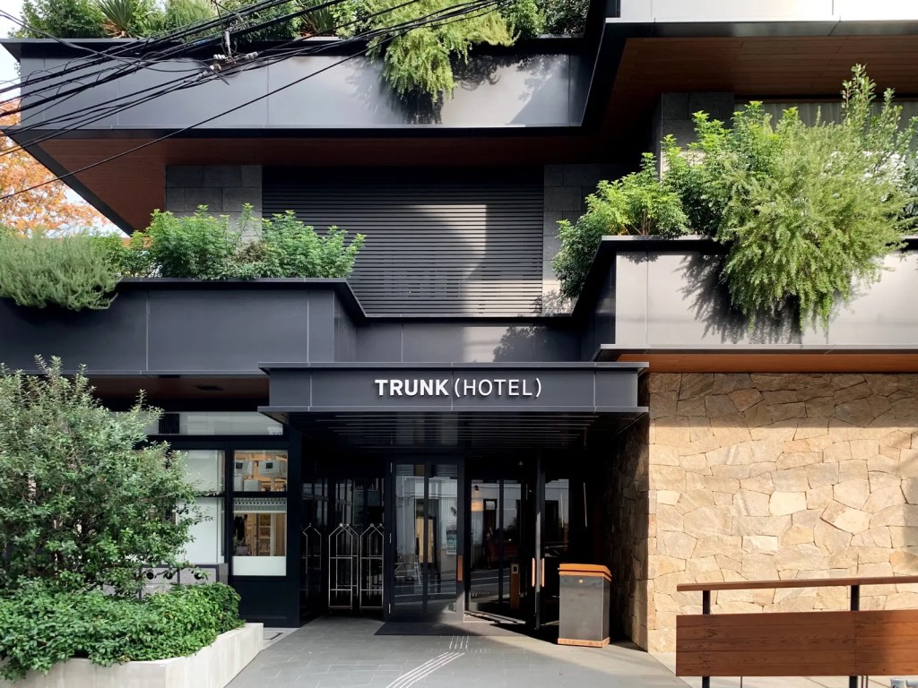 도쿄 시부야의 TRUNK(HOTEL) 정문과 녹색 식재